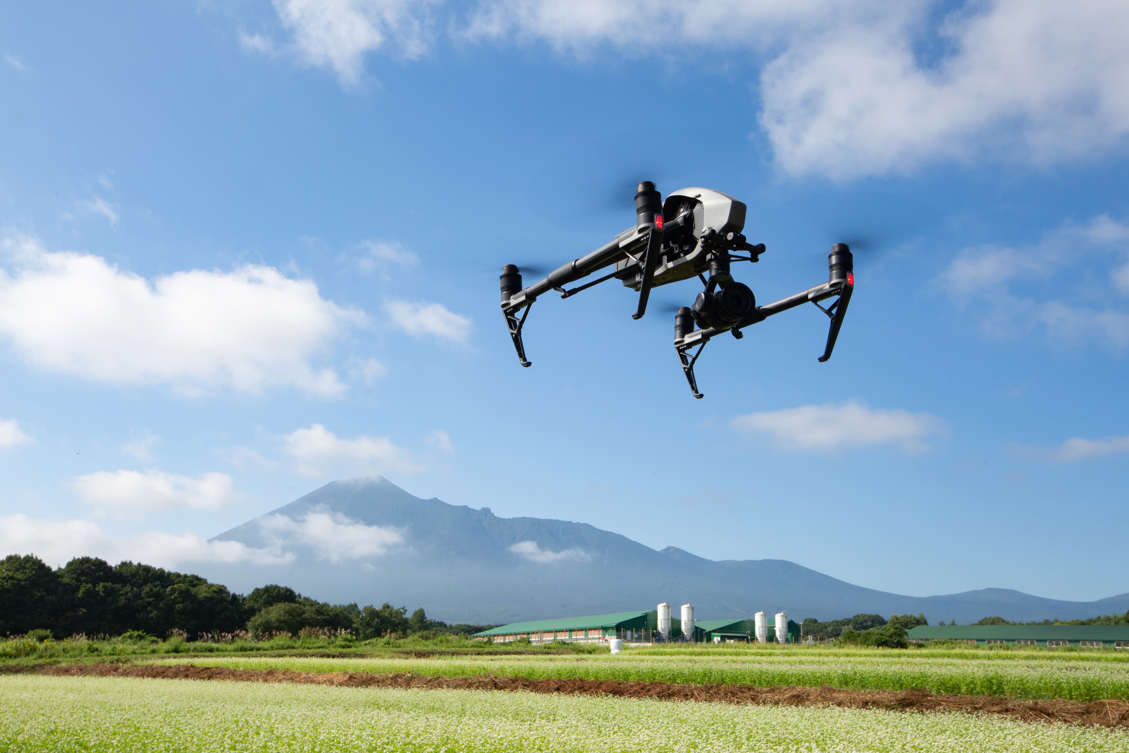 FPVドローンが森の中や建物の間を猛スピードで駆け抜ける躍動感のある高画質映像